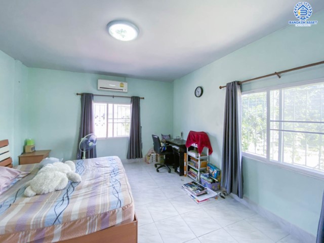 ทาวน์เฮ้าส์มือสองย่านนนทบุรี ม. นวรัตน์ บางกรวย-ไทรน้อย หลังมุม! เนื้อที่ 36.6 ตร.ว. ฟังก์ชัน 2 ห้องนอน 2 ห้องน้ำ บ้านสวยพร้อมอยู่ เป็นส่วนตัว พร้อมต่อเติมหลังคาหน้าบ้าน บนทำเลดี เชื่อมต่อถ.กาญจนาภิเษก ใกล้รถไฟฟ้าสายสีม่วง "สถานีตลาดบางใหญ่" และทางด่วน "กาญจนาภิเษก"